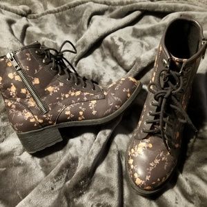EUC brown floral zip bootie